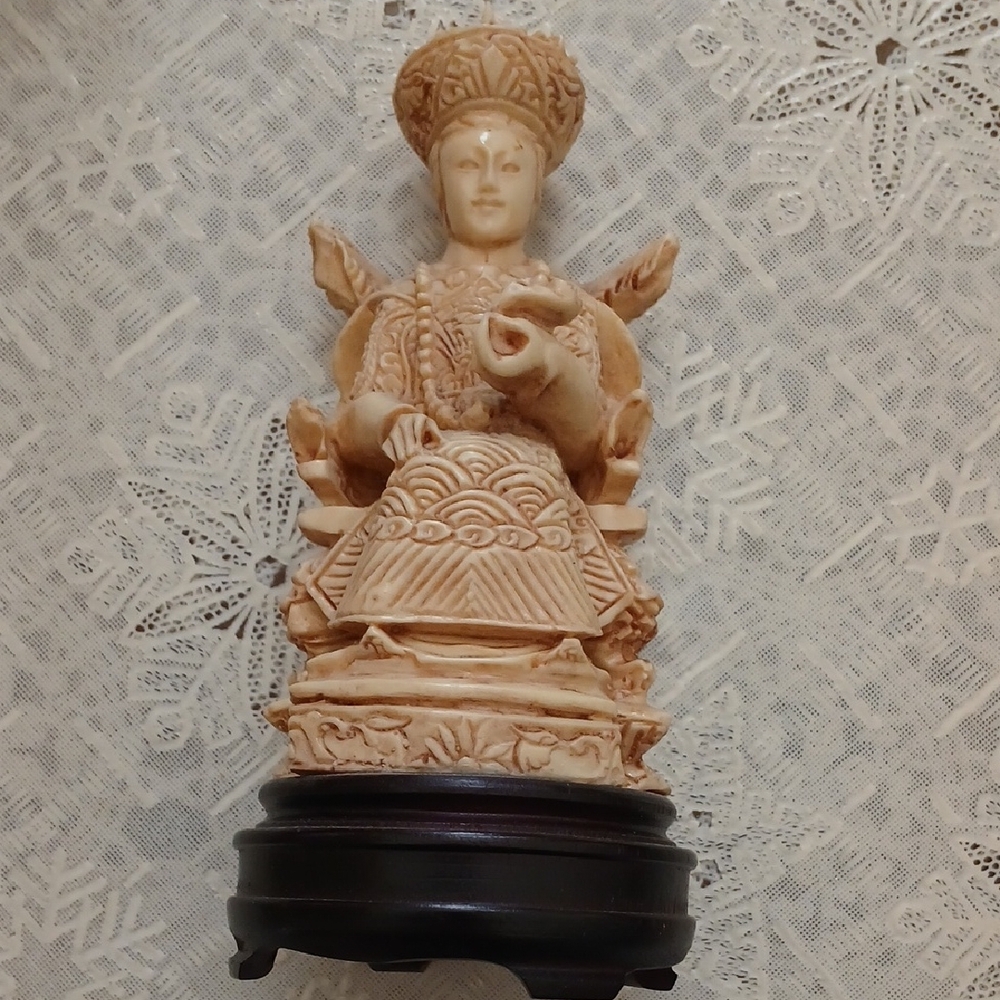 Intricate Carved Figurines in Decorative Box Vintage - Picture 4 of 7
